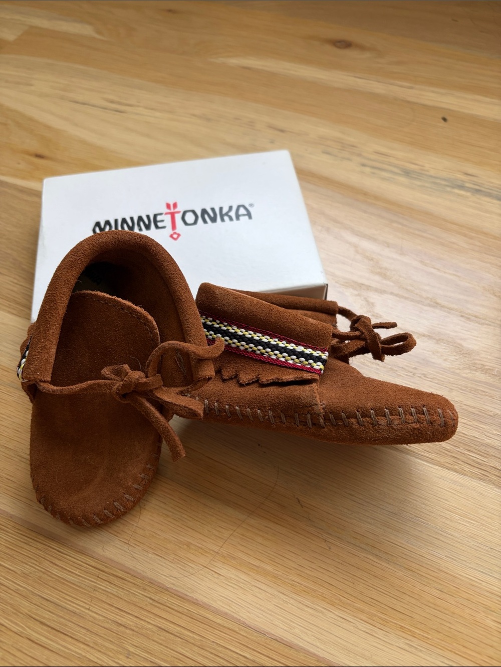New Minnetonka Kids Chestnut Suede Moccasins with Multicolor Trim infant size 4
